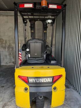15btr-9 Forklift Hyundai Electric With Charger. Excellent Condition