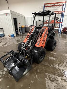 33tlx 2023 Cast Carbon Mini Loader. Low Hours Of Use