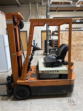 40-fbe15 Orange Toyota Electric 3k Forklift 3-stage Tilting Mast Side Shift Charger