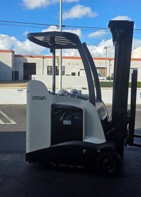 5545-40 Forklift Crown Rc - Stand-up 3-wheel Electric