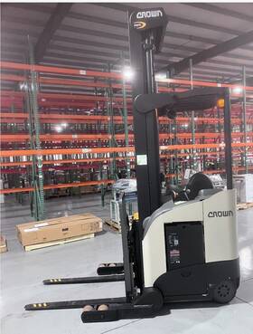 5725-35 Crown Reach Truck 2023