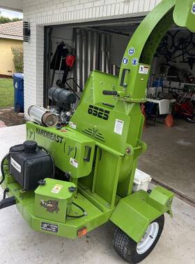 6525 Yardbeast 6.5-inch Commercial Self-feeding Wood Chipper