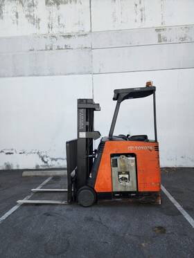 7bncu18 Toyota Stand Up Electric Forklift