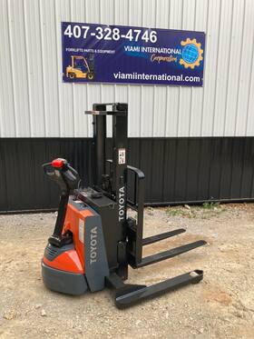 8bws13 2018 Toyota Electric 2 Stage Walkie Stacker Narrow Aisle Forklift 153 Hrs