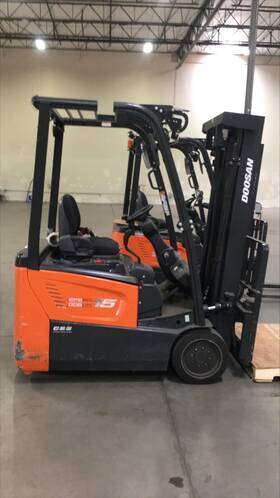 B15t-7 2019 Doosan Electric 3000# Fork Lift