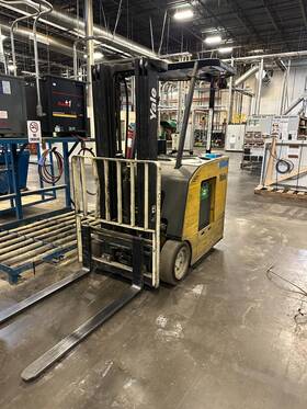 Esc035fan36te082 2002 Yale Electric Standup 3400 Lb Side-shift Cushion Forklift