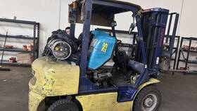 Fg25c-18 Komatsu Gasoline Counterbalance Forklift Truck 5 000 Lb Pneumatic Tire