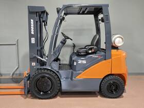 G25m-7 2018 Doosan Lpg 3 Stage Mast 5000 Lb Pneumatic Side-shift Forklift Hyster