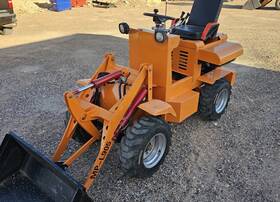 L905 Mini Loader Compact Utility 18hp V-twin Gas Engine