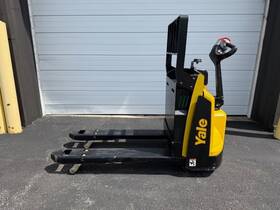 Mpe060lvgn24t2796 2022 Yale Walk-behind Pallet Jack In Excellent Condition With Only 9 Hours