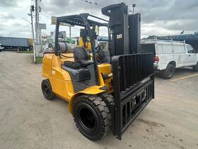 P9000 2011 Caterpillar P9000. 9 000lb 3 Stage Pneumatic Lpg Forklift