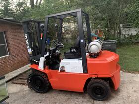 Pj02a25v Nissan 5000lb Showroom Quality 2011 Forklift Pneumatic Low Hours