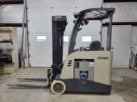 Rc5500-40 Crown Electric Stand-up Forklift