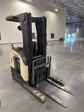 Rr5225-45 Crown Reach Truck With Charger 5873 Hours 36v System
