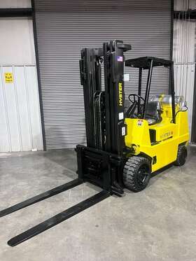 S80xl2 Hyster Forklift With Triple Mast Side Shift Traction Tires And 60in Forks