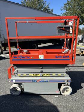Sj111-3219 Skyjack Scissor Lift 24v 550lb Low Hours Refurbished