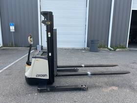 Sx3000-30 2016 Electric Crown Walkie Straddle Stacker Fork Lift 107 Hrs