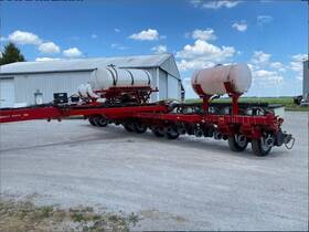 8816 White 2013 Planter 16 Row 30 Inch 200 Gallon Fertilizer Tank
